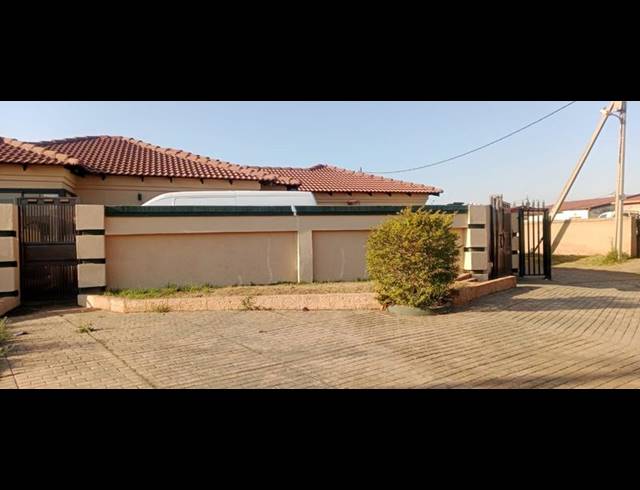 3 BEDROOM HOUSE FOR SALE IN ROODEKOP EXT 21